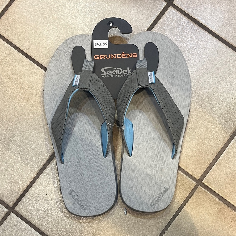 Grundéns Men's Gray Flip-Flops